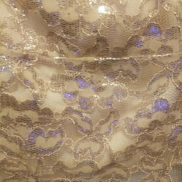 Shinny gold open back shirt - Picture 2 of 3